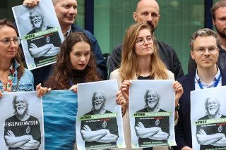 En détention au Groenland et menacé d'extradition au Japon, l'écologiste Paul Watson - ici soutenu par des députés européens - demande l'asile politique à la France. KEYSTONE/EPA/OLIVIER HOSLET